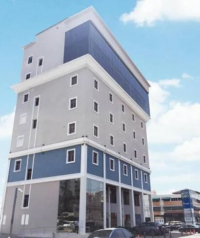 Fachada del edificio Mezzo Tempo, gris con franjas azules